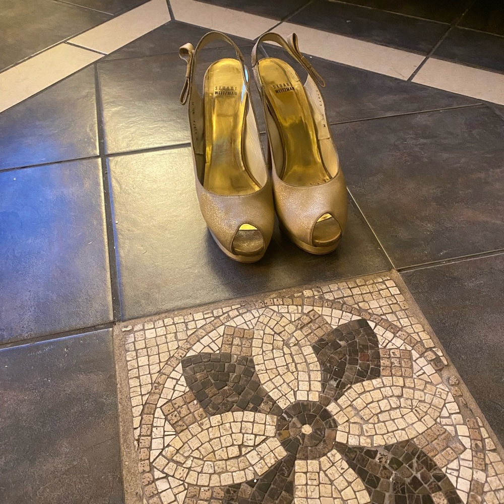 Gold shoe - Picture 1 of 10
